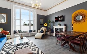 Beach Access, Modern & Spacious 2 Bed Apartment By The Sea, Free Parking, Wifi, Netflix
